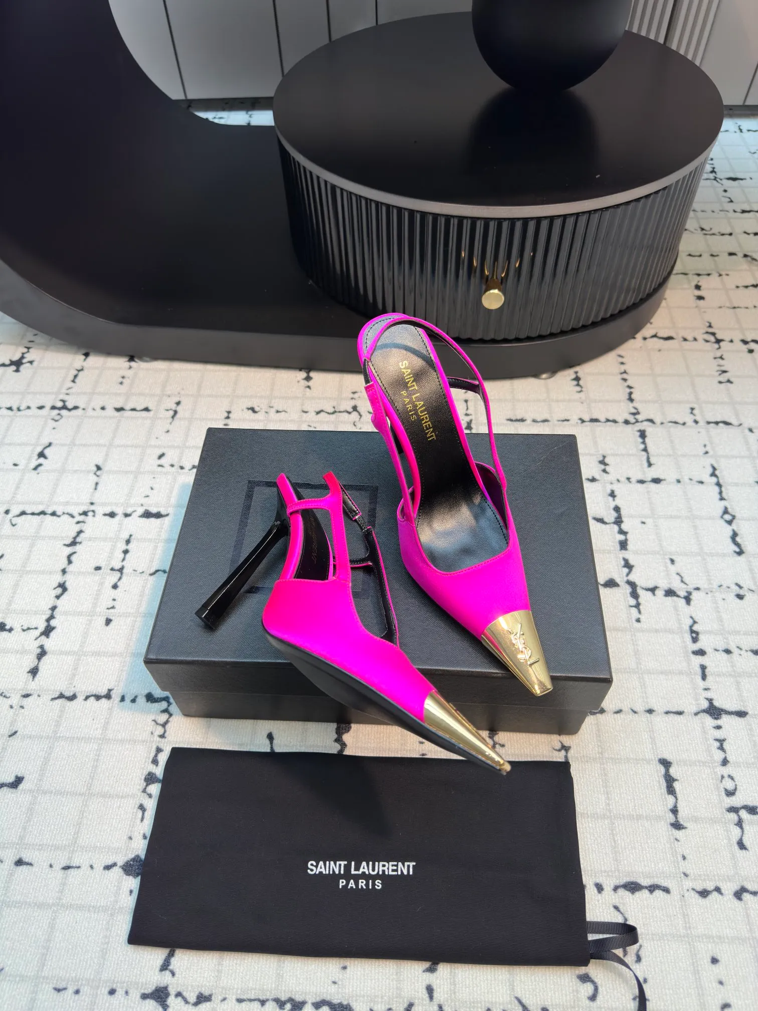 👟👟Ex-factory price 560👟👟 laurent 2025 spring and summer new YSL small gold-toed high heels, very stable on the foot, super heeling, feel free to buy! The heel is custom-made from a new mold. It is an exclusive heel. The height is the same as the original one to distinguish various incorrect versions! High-end sexy, ysl still understands women best❤️ Upper: Silk Lining: Sheepskin Sole: Italian genuine leather outsole Size: 35/40 (40 is custom-made and cannot be returned or exchanged)